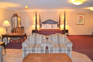 Merced Inn and Suites - Spacious Suite with Jetted Tub