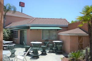 Merced Inn and Suites - Poolside Seating